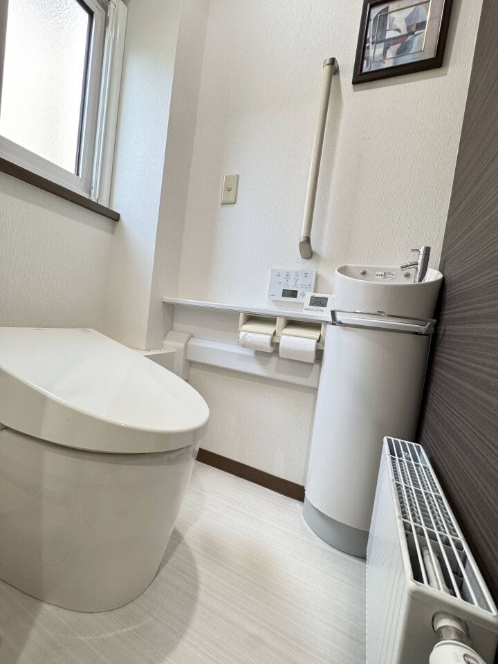 《トイレ》
ウォシュレット・手洗い場付きトイレです。
白を基調としたシンプルで清潔感のある空間です。