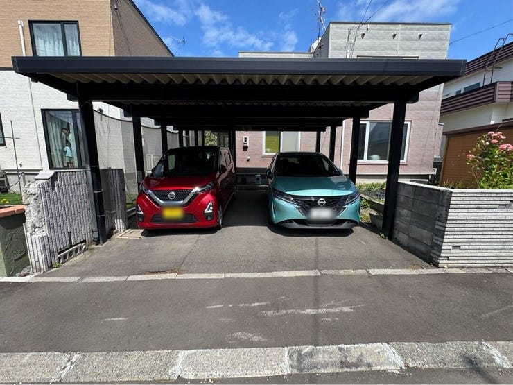 《駐車スペース》
カーポートがあり、雨や雪の日も濡れることなく乗り降り可能。