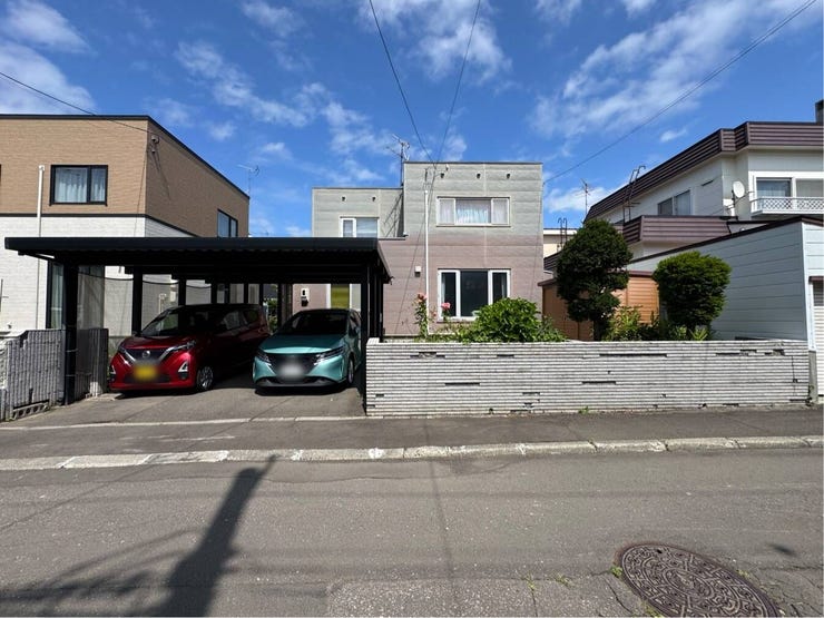 【外観】
《外観写真》
カーポートがあり駐車スペースを確保!
小・中学校が近く子育てファミリーにもおすすめの立地の戸建住宅です。