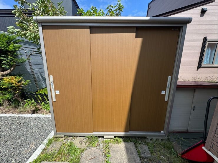 《物置》
除雪グッズやアウトドア用品の収納にも便利!
車との荷物の出し入れもしやすい◎