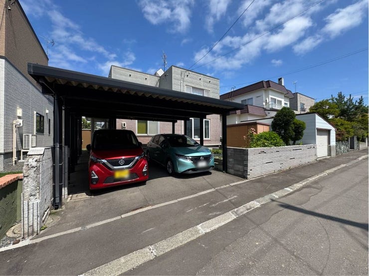 《外観写真》
全面道路・間口にゆとりがあり、駐車もしやすい♪