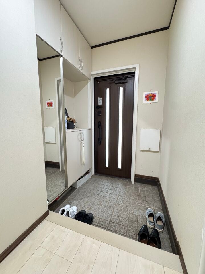 《玄関》
みなさまをお迎えする玄関。
シンプルな内装で落ち着いた印象です。
シューズボックスがあり収納スペースをしっかりと確保。