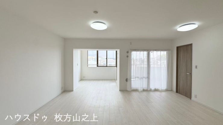 シンプルな間取りで家具の配置がしやすい洋室です。