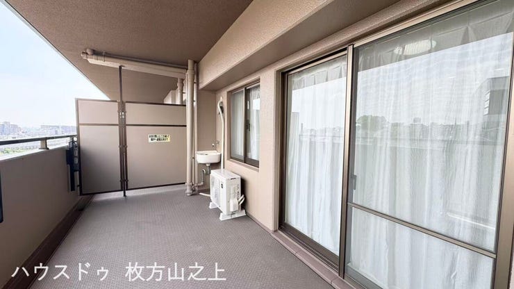奥行きのあるバルコニー。洗濯物やお布団もゆったり干すことができます。