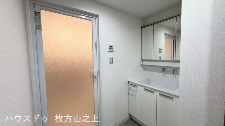 清潔感のある洗面室。収納付き洗面化粧台で毎日の身支度も快適です。