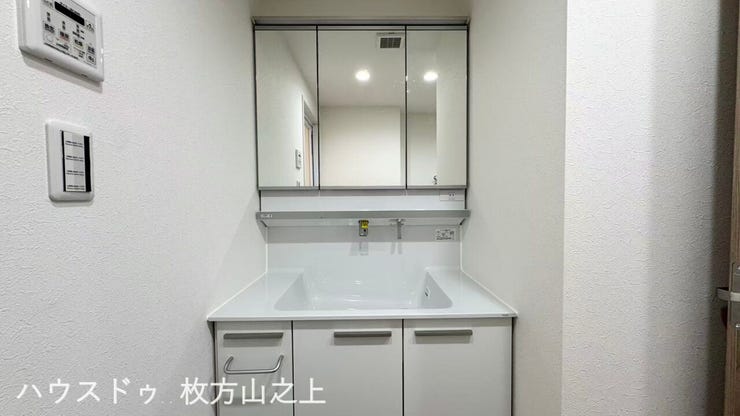 清潔感のある洗面室。収納付き洗面化粧台で毎日の身支度も快適です。