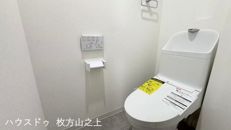 温水洗浄便座付きトイレ。毎日快適にお使いいただけます。