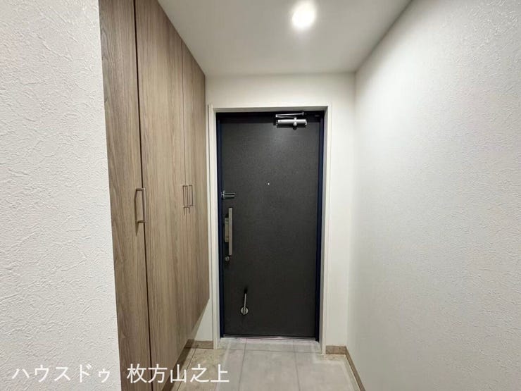 収納付きの玄関で、靴や小物もすっきり整理できます。