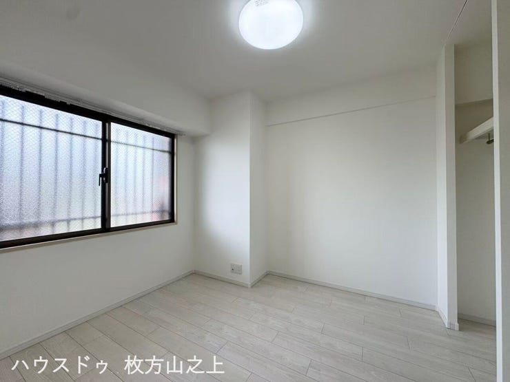 窓からやさしい光が差し込む、明るく心地よい洋室です。