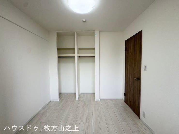 ハンガーパイプ付きクローゼットを備え、衣類や荷物もすっきり収納できます。