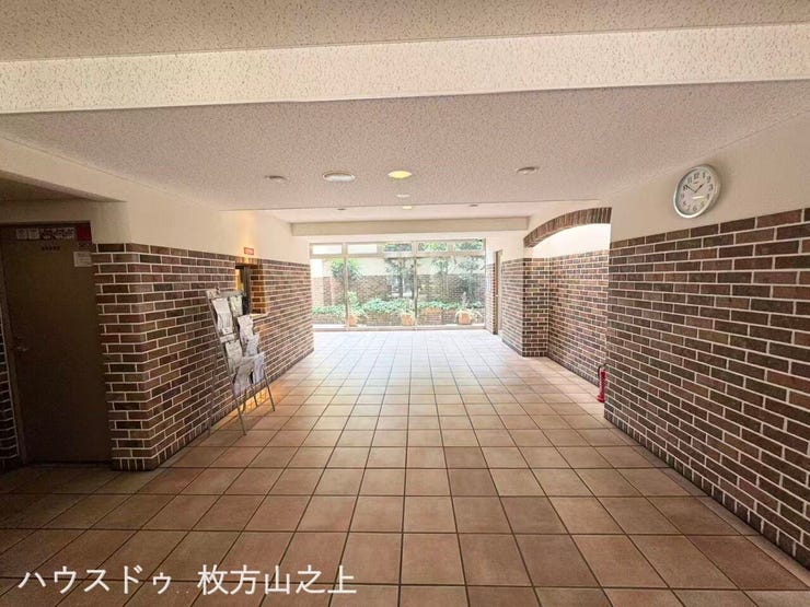 ゆとりあるエントランスホールが、住まいの第一印象を演出します。