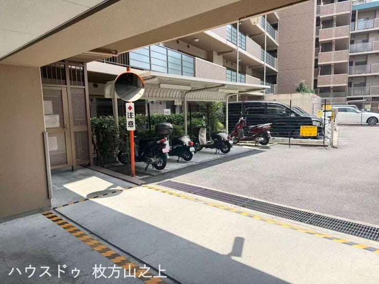 敷地内に屋根付き駐輪場を備えています。