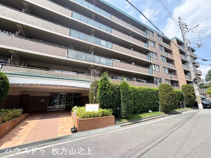 敷地内の植栽が彩りを添える、落ち着いた住環境のマンションです。