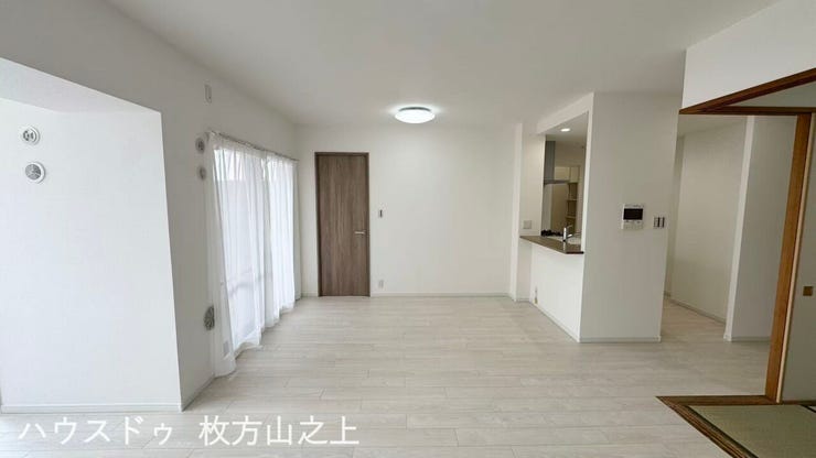 約15.7帖の広々LDK。対面キッチン採用で、ご家族との会話を楽しみながらお料理できます。
