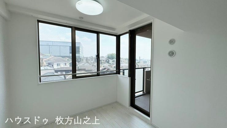 南向きバルコニーに面した明るいリビング。大きな開口部から陽光がたっぷり差し込みます。
