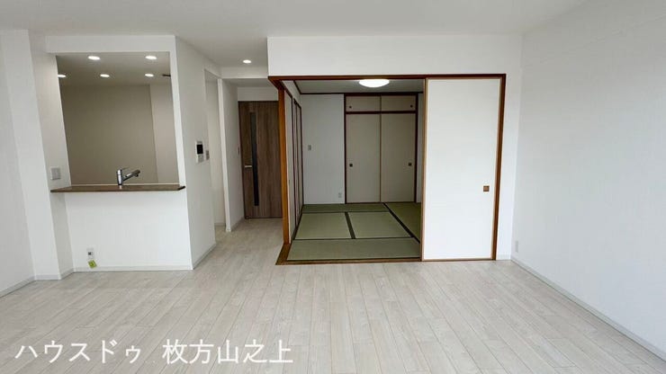リビング横の和室はお客間や、くつろぎスペースとしても活躍します。