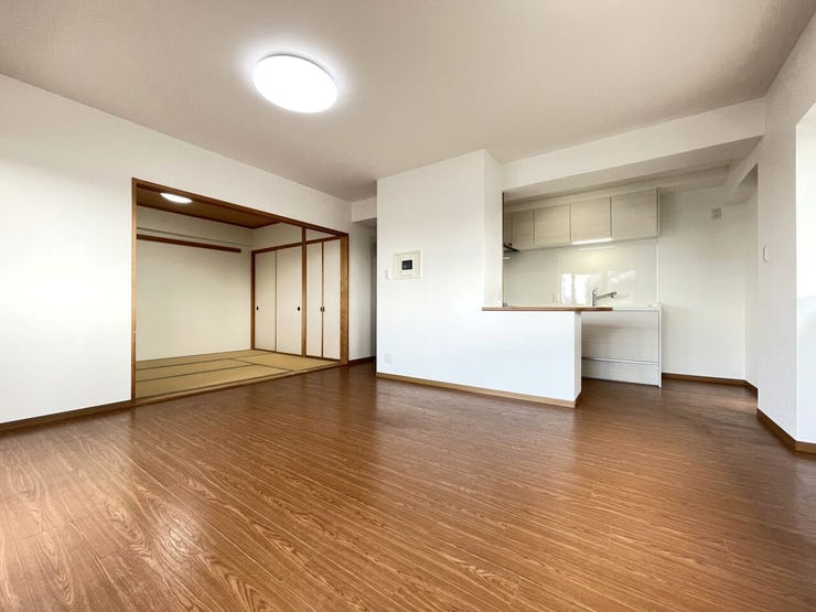 ◇リビング◇
豊かな陽光が、照らしだす空間、この場所は、たくさんの笑顔とたくさんの笑い声がこだまする場所、豊かな光に満ちた時がもたらす心地よい時間をお楽しみください。