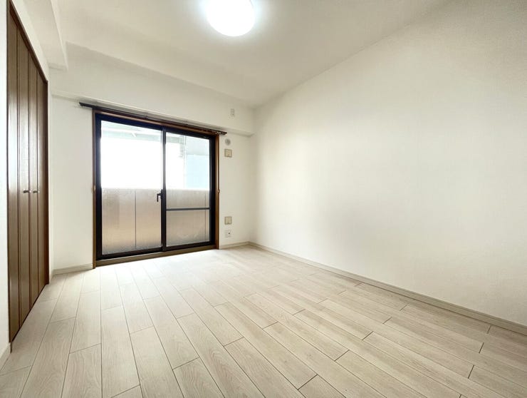 ◇洋室◇
バルコニーに出られる大きな窓があり、明るいお部屋です。開放感たっぷり。豊かな開口がもたらす陽光、光を浴び心地よい時を刻みます。気分も明るくなりますね。
