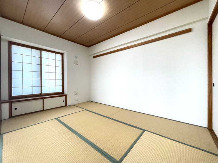 ◇和室◇
リビング横の和室です。扉を開けると開放的な空間が生まれます。急な来客にも対応できますね。和の空間を感じながら、一人の時間を過ごすのもいいですね。