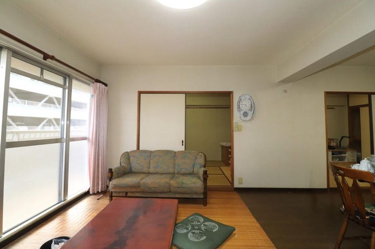 【リビング】
空き物件につきご内覧可能です!
荷物はお引渡しまでに、撤去予定です。
※AIによる家具消し