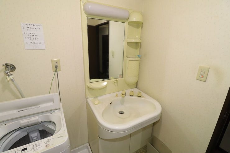 【洗面台】
ハンドシャワー付き洗面台。広い洗面ボウルでは楽にシャンプーや手洗い洗濯ができます