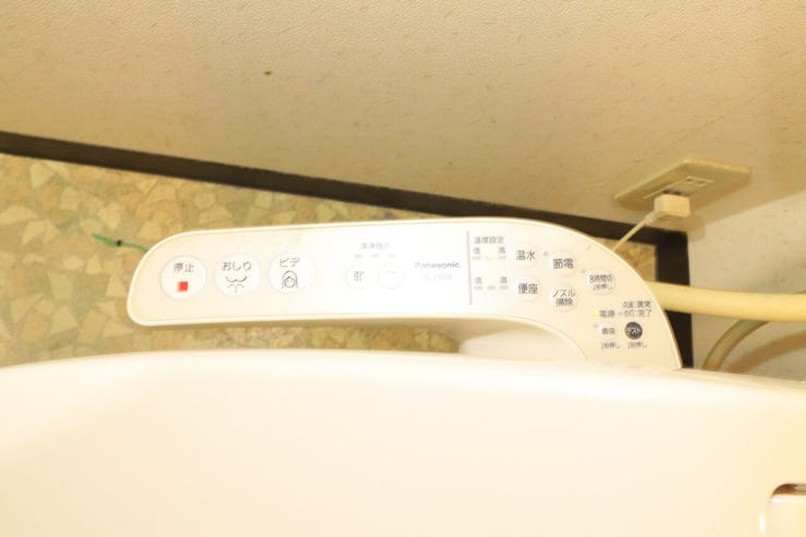 【温水洗浄便座】
寒い冬の日にもヒヤッとせずおしりを温かく包んでくれる暖房便座。今ではなくてはならない設備。