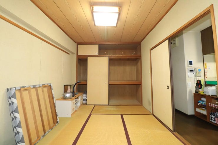 【和室6帖】
押入付きの和室で布団なども楽々収納できます
※AIによる家具消し