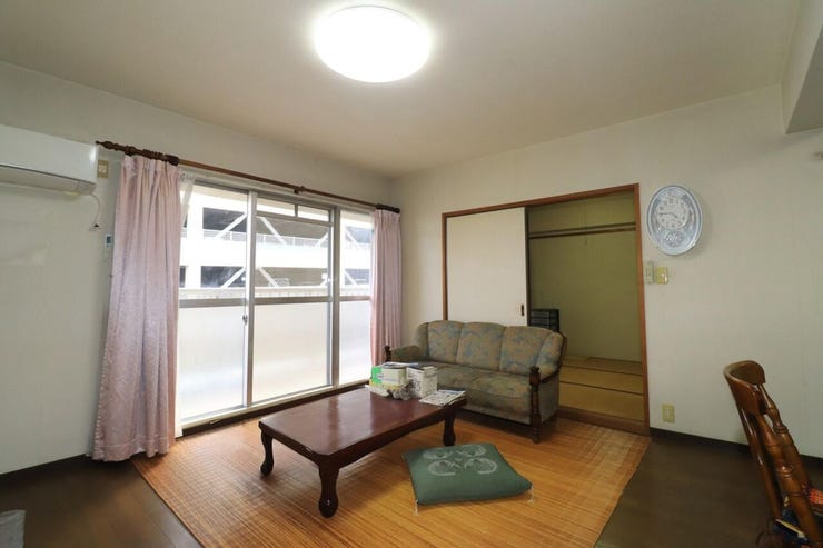 【リビング】
掃き出し窓があり、部屋の奥まで光が入りやすいリビング
※AIによる家具消し