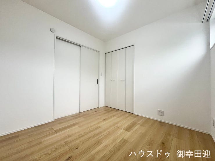 ■2階4.5帖洋室①■寝室、書斎、趣味の部屋。家族の成長やライフスタイルに合わせ、様々な使い方ができる快適な空間です。