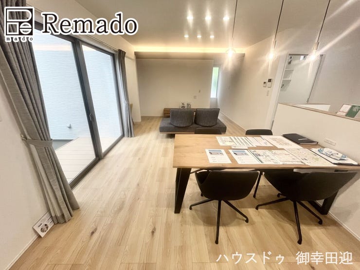 【リビング】
■家族の笑顔が集う中心地■お気に入りの家具を迎え、窓からは心地の良い光が差し込みます。
