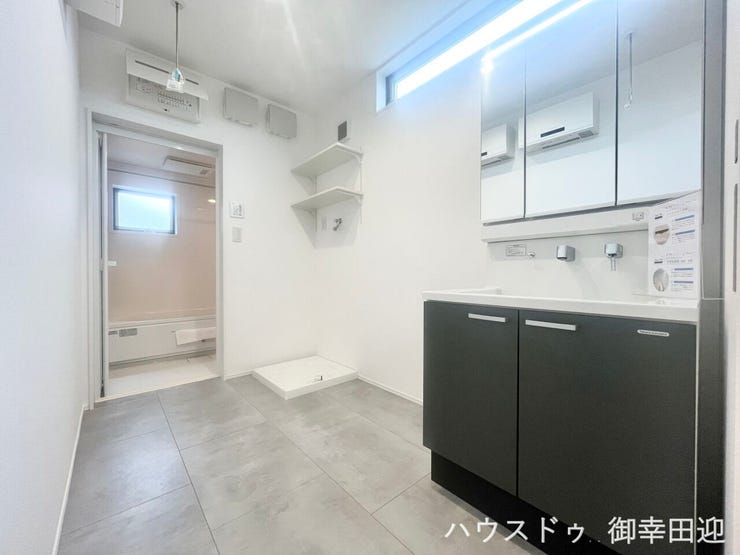 ■清々しいリフレッシュ空間■自分を磨き、気持ちを切り替える。心地よい光が差し込むプライベートスペース。