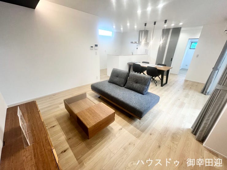 ■安らぎと笑顔の中心地■陽光が優しく降り注ぎ、会話が自然と弾む。ここでは、毎日が特別な時間へと変わります。