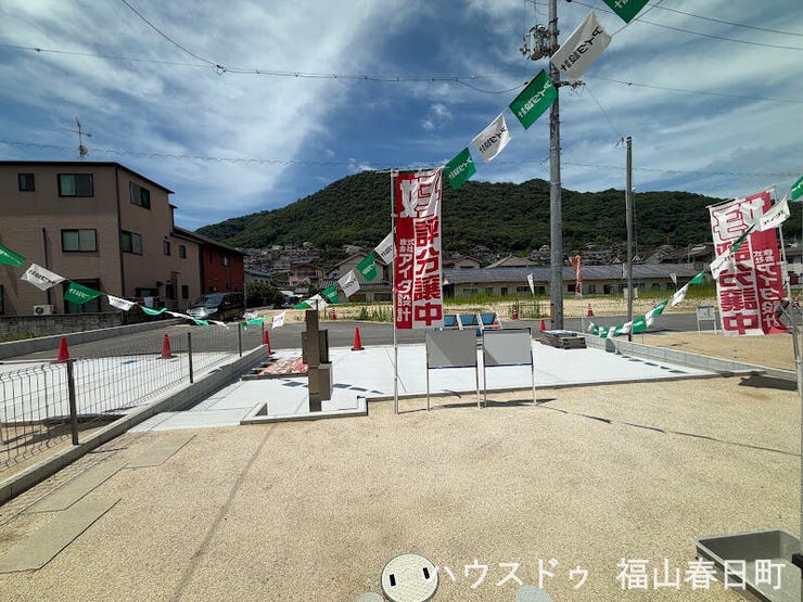 和室から望むお庭と駐車場です!