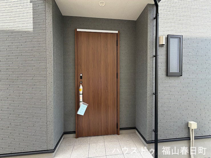 玄関もゆったり、雨の日も助かる軒を備えています!