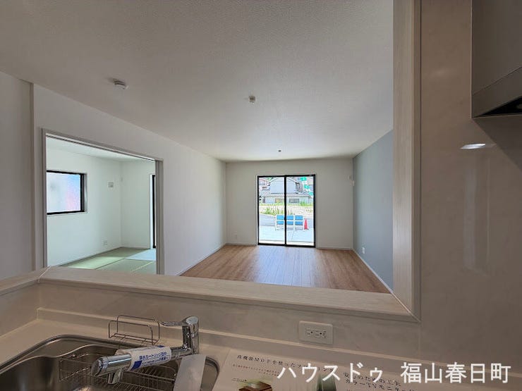 リビングや和室を見渡せる対面式キッチンです!