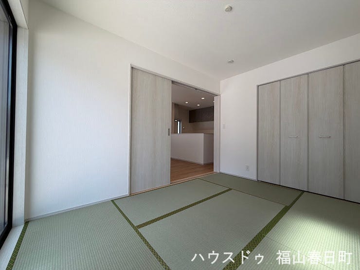 リビング隣接の憩える畳空間!収納も完備!