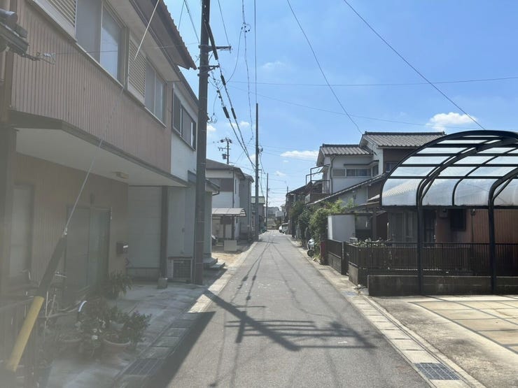 ◇前面道路◇
前面道路は約4mです。自動車同士が速度を落として対向してくれそうな幅です。事故の心配も軽減されますね。