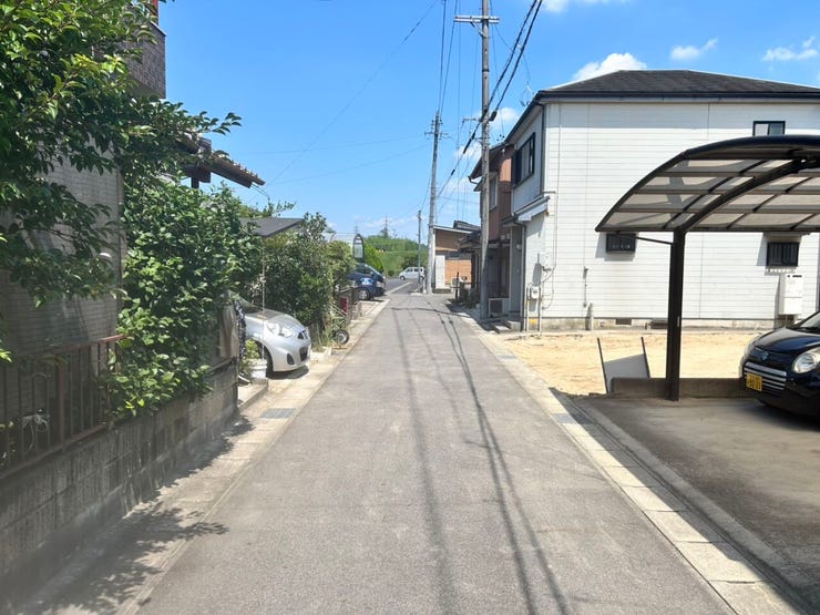 ◇前面道路◇
過ごす時間と共に刻々と表情を変えていく住まい、季節によってさまざまな表情を見せてくれるわが家は、時を重ね思いを紡ぐ場所です。ご家族の一家団欒を心ゆくまでお楽しみください。
