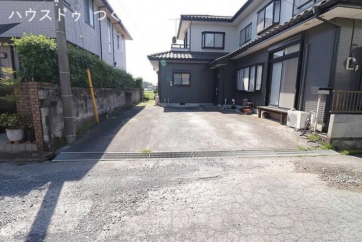 駐車場は2台駐車可能です。