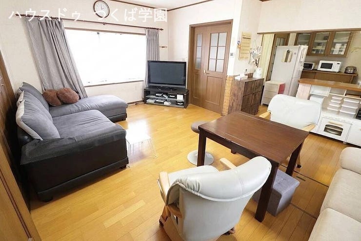出窓からの暖かい日差しが入る18.5帖LDKです♪