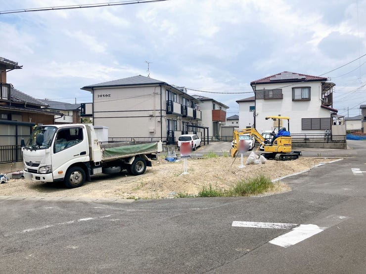 【南向きの土地】
南向きの土地は陽当たりが良く一日を通して明るく暖かな光が差し込みます!
家族が集まるリビングも明るく過ごしやすく、日中は電気をつけずとも明るいこともあり電気代の節約にもなります♪
