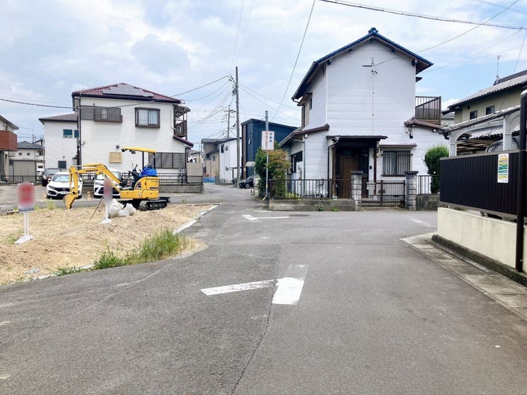 【前面道路】
大型車の通行が少なく、静かで落ち着いた環境が魅力です♪
小さなお子さんがいるご家庭でも安心して暮らせます!
車がスピードを出しにくく、交通事故のリスクも低減される安全な住環境です!