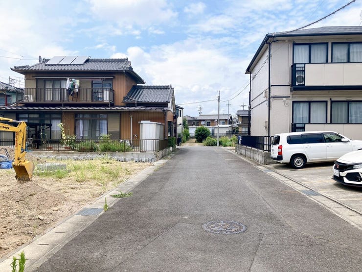 【前面道路】
交通量が少なく静かな環境のため、歩行者や高齢者、お子様にも安心の立地です♪
周辺の騒音も少ないため、落ち着いた雰囲気の中で穏やかな毎日を過ごしたい方にぴったりの住環境です!