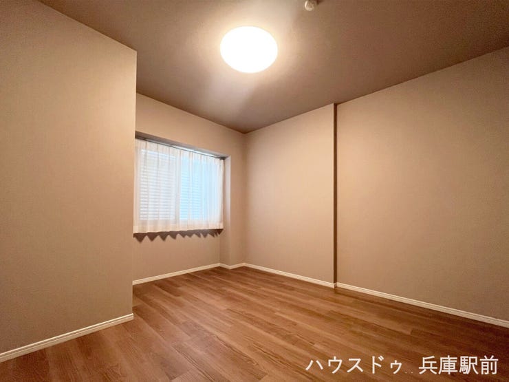 ◇落ち着いた色合いで統一された洋室。窓からやさしい光が差し込み、寝室や書斎、子ども部屋など多目的に活用できます。