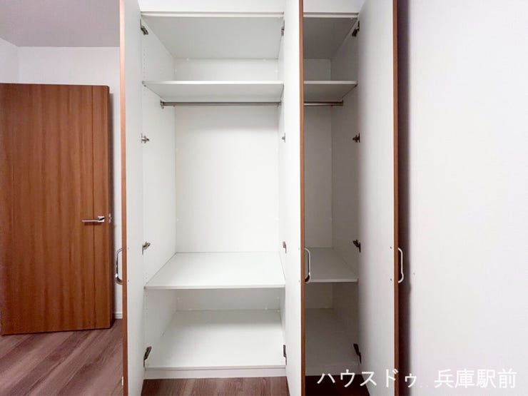 ◇棚板とハンガーパイプ付きの使い勝手の良いクローゼット。衣類はもちろん、バッグや季節用品まで整理しやすく、お部屋をすっきり保てます。