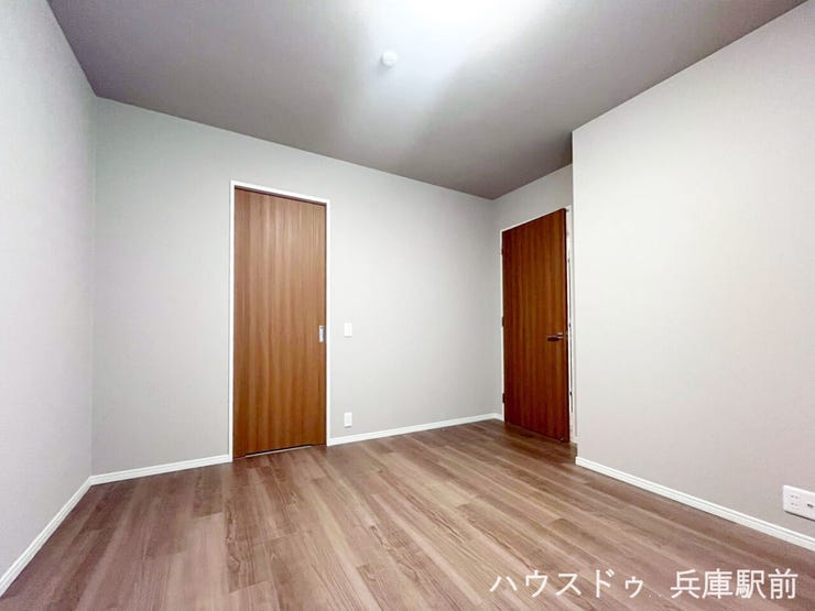 ◇落ち着いたカラーで統一された洋室。シンプルな空間はお好みの家具を合わせやすく、主寝室や子ども部屋、ワークスペースなど幅広く活用できます。