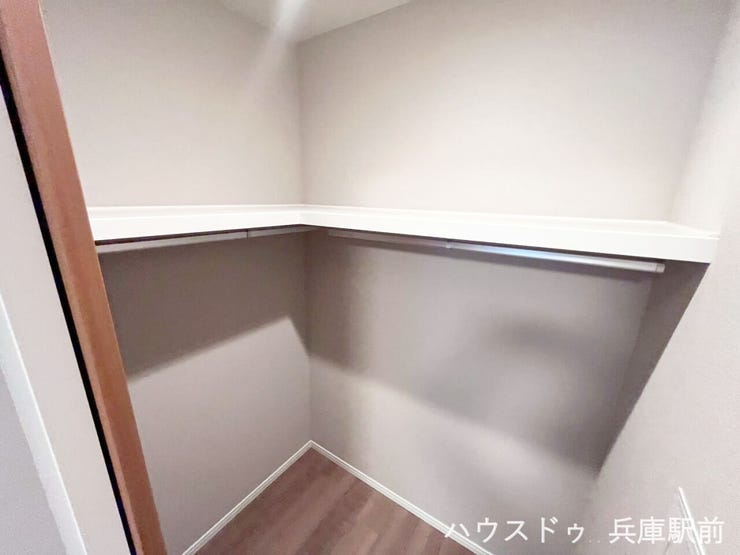 ◇衣類やバッグはもちろん、季節物やスーツケースも収納しやすいウォークインクローゼット。収納力が高く、お部屋を広々とお使いいただけます。