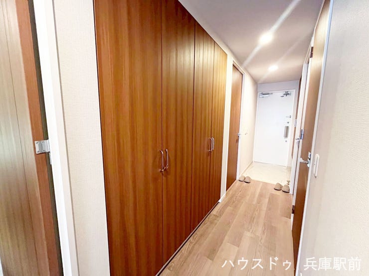 ◇ゆとりある玄関から続く廊下。収納スペースも備わっており、生活感を抑えながらすっきりとした空間を保てます。