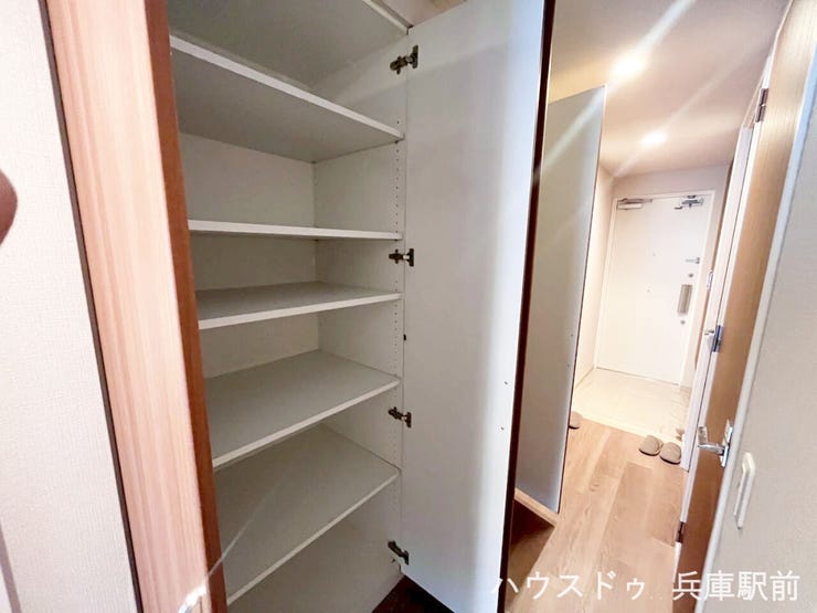 ◇廊下の可動棚付き収納を設置。