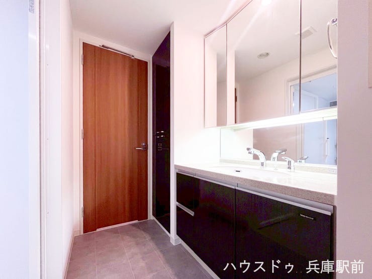◇三面鏡付き洗面化粧台を採用。身支度がしやすく、収納も充実。ゆとりある洗面室で毎日の家事や身支度も快適です。